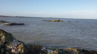 İrlanda kıyı şeridi, rüzgarın denizin seslerini taşıması ve teknelerin sürüklenip balık tutması ve sahilin sakin ama canlı atmosferinin tadını çıkarması gibi..