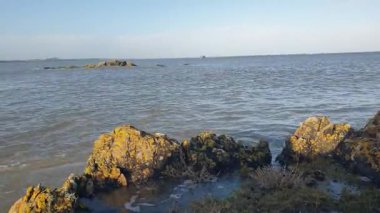 İrlanda kıyı şeridi, rüzgarın denizin seslerini taşıması ve teknelerin sürüklenip balık tutması ve sahilin sakin ama canlı atmosferinin tadını çıkarması gibi..