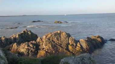 İrlanda kıyı şeridi, rüzgarın denizin seslerini taşıması ve teknelerin sürüklenip balık tutması ve sahilin sakin ama canlı atmosferinin tadını çıkarması gibi..