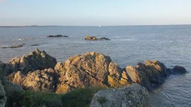 İrlanda kıyı şeridi, rüzgarın denizin seslerini taşıması ve teknelerin sürüklenip balık tutması ve sahilin sakin ama canlı atmosferinin tadını çıkarması gibi..