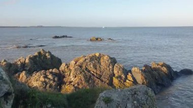 İrlanda kıyı şeridi, rüzgarın denizin seslerini taşıması ve teknelerin sürüklenip balık tutması ve sahilin sakin ama canlı atmosferinin tadını çıkarması gibi..