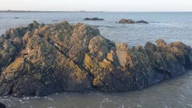 İrlanda kıyı şeridi, rüzgarın denizin seslerini taşıması ve teknelerin sürüklenip balık tutması ve sahilin sakin ama canlı atmosferinin tadını çıkarması gibi..