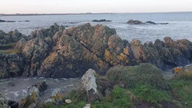 İrlanda kıyı şeridi, rüzgarın denizin seslerini taşıması ve teknelerin sürüklenip balık tutması ve sahilin sakin ama canlı atmosferinin tadını çıkarması gibi..