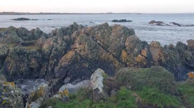 İrlanda kıyı şeridi, rüzgarın denizin seslerini taşıması ve teknelerin sürüklenip balık tutması ve sahilin sakin ama canlı atmosferinin tadını çıkarması gibi..
