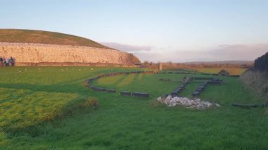 Newgrange, İrlanda 'da gün doğumu. Açık Gökyüzü ve Kış Gündönümü Atmosferi