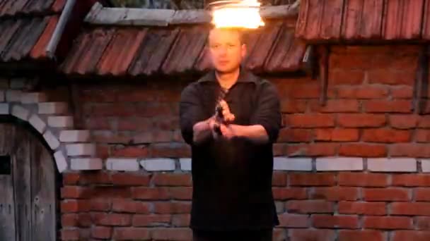 Footage - Fire performer playing with fire — Stock Video