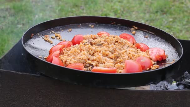 Filmagem - Colocação e fritura de arroz com carne — Vídeo de Stock