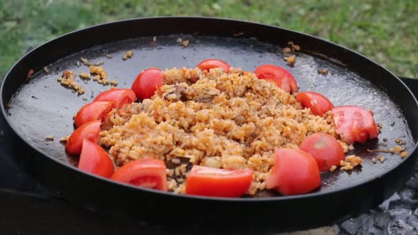 Filmación - Poner y freír arroz con carne — Vídeo de stock