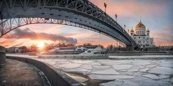 Zakřivené obloukový most, jako kočka — Stock fotografie