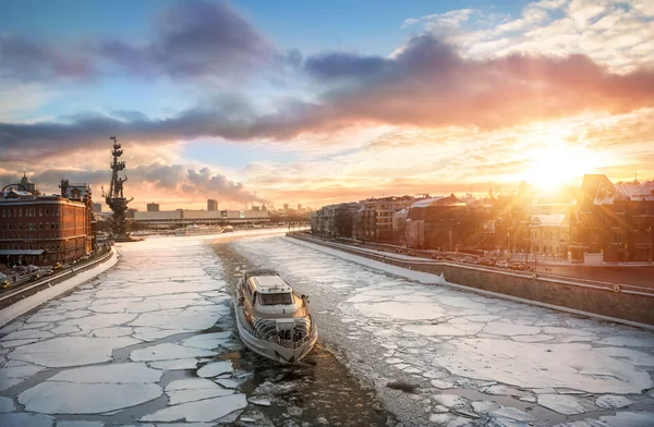 Chemin fluvial d'hiver — Photo