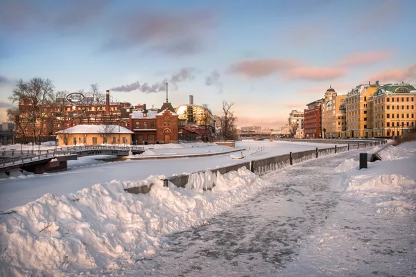 Yakimanskaya vallen på vintern — Stockfoto
