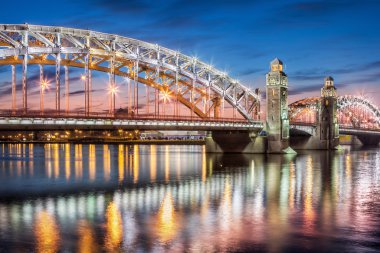 Şafak vakti çok güzel bir köprü