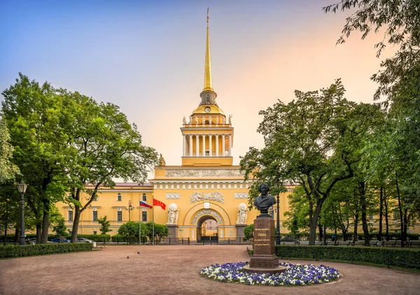 Monument à Glinka à l'Amirauté — Photo