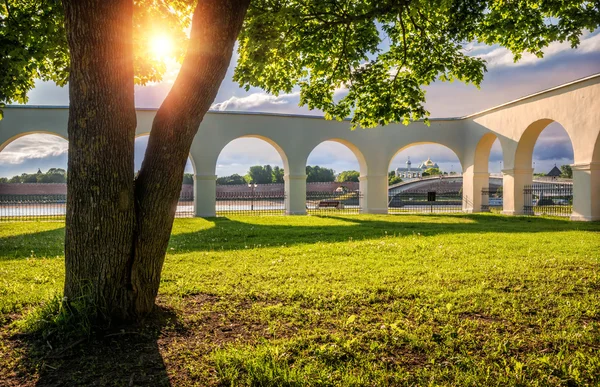 Through the arches of Gostiny Dvor — Stock Photo, Image