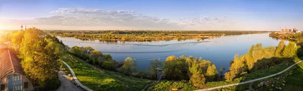 Río Velikaya en el pueblo Piskovichi — Foto de Stock