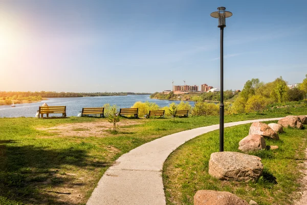 Sittande på stranden av floden — Stockfoto