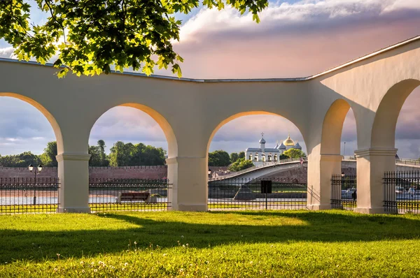 Durch die Bögen des gostiny dvor — Stockfoto