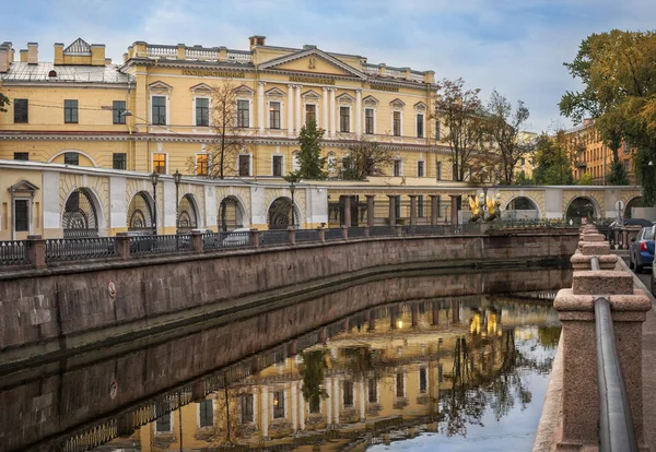 Bescheiden Griffins op brug — Stockfoto