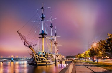 Fırkateyn Blagodat gece