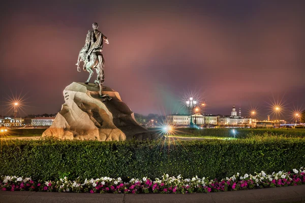 Cabeza sobre la ciudad —  Fotos de Stock