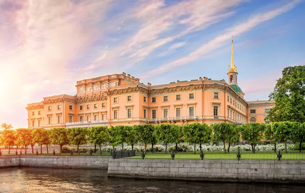 Castelo de Mikhailovsky de manhã — Fotografia de Stock