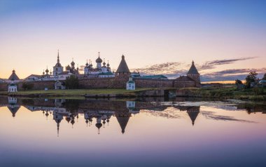 Solovetsky Manastırı 'nın güzel bir manzarası. Solomon Adaları' ndaki Blagopoluchiya Körfezi 'nin sularında bir ayna görüntüsü var. Sonbahar şafağının ışığında.