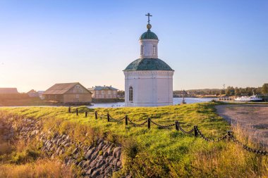 Peter ve Paul Chapel, Solovetsky Manastırı 'nın duvarlarının yanında. Refah Körfezi kıyılarında, batan güneşin ışınlarında.