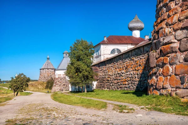 Каменные Башни Храмы Соловецкого Монастыря Соловецких Островах Голубым Небом — стоковое фото