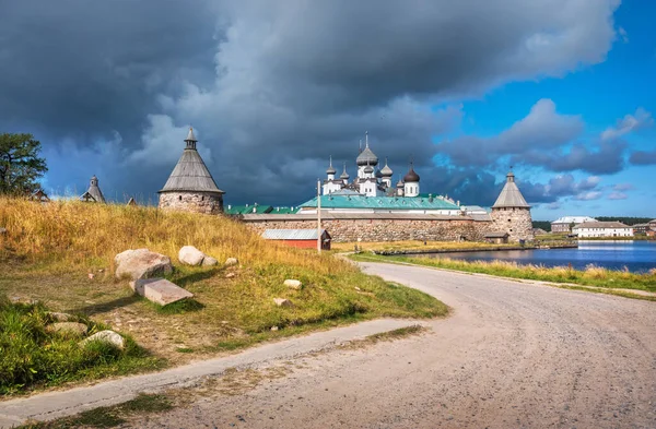 Μονή Solovetsky Από Την Πλευρά Της Ιεράς Λίμνης Και Δρόμος — Φωτογραφία Αρχείου