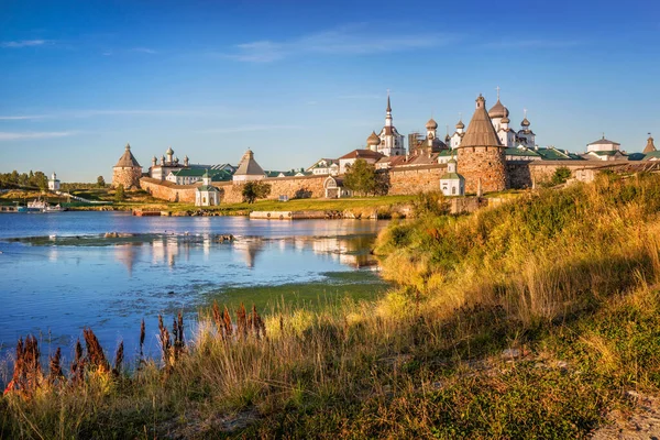 Solovetsky Klooster Gele Herfst Gras Kust Van Baai Van Welvaart — Stockfoto