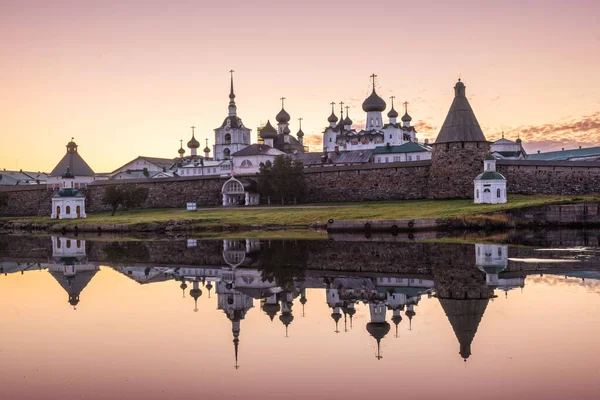Réflexions Miroirs Monastère Solovetsky Dans Eau Calme Baie Prospérité Sur — Photo