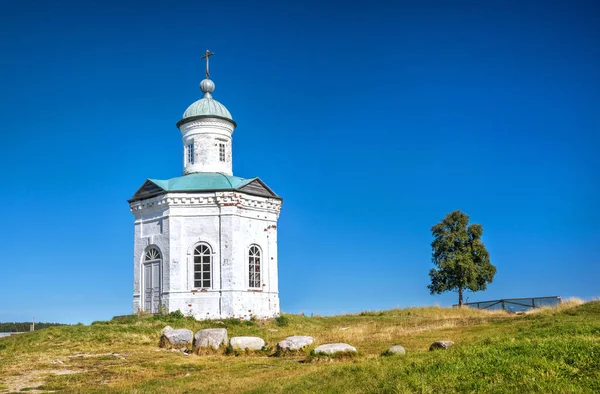 Constantine Eleninskaya Kaplica Obok Ścian Solovetsky Klasztoru Drzewa Przeciw Błękitnego — Zdjęcie stockowe