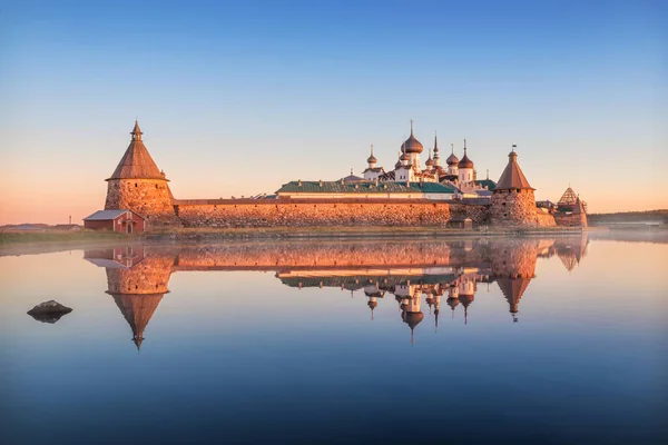 Réflexions Miroirs Monastère Solovetsky Dans Eau Calme Lac Saint Sur — Photo