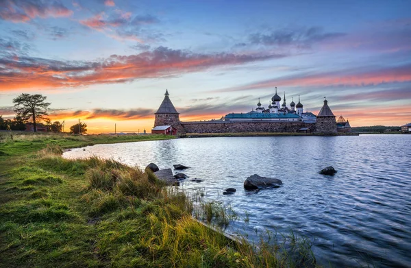 Monastero Solovetsky Sulla Riva Del Lago Santo Bellissimo Cielo Rosso — Foto Stock