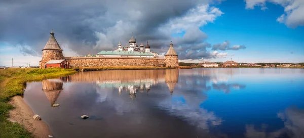 Mosteiro Solovetsky Lado Lago Santo Com Reflexão Água Nos Raios — Fotografia de Stock