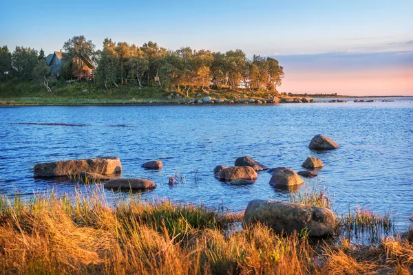 夕日の光の中でソロベツキー島の白い海の岸に石や北部の森と迷宮の風景 — ストック写真