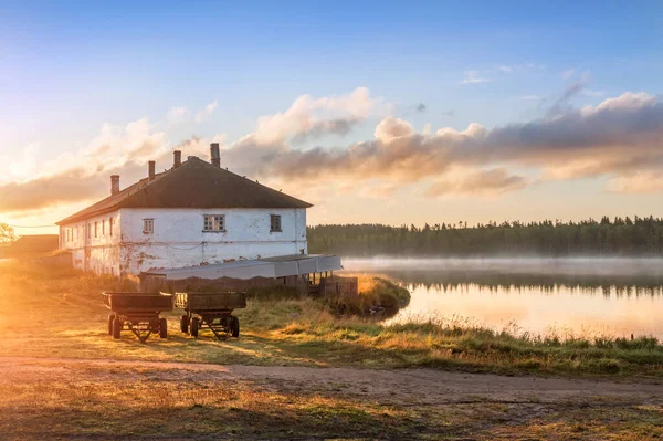 Staré Domy Vesnice Šalamounových Ostrovech Břehu Svatého Jezera Kočáry Paprscích — Stock fotografie