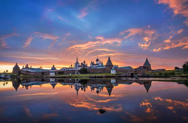 Solovetsky Klooster Met Een Spiegelbeeld Het Water Van Baai Van — Stockfoto