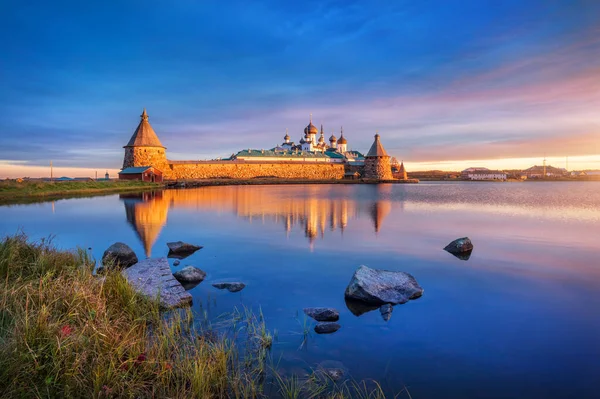 Mosteiro Solovetsky Nas Ilhas Solovetsky Luz Sol Alvorada Nuvens Azuis — Fotografia de Stock
