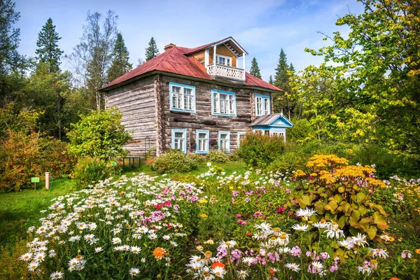 ソロベツキー島の植物園のArchimandrite Woodden Dacha植物や花の緑と北部の森の間 — ストック写真