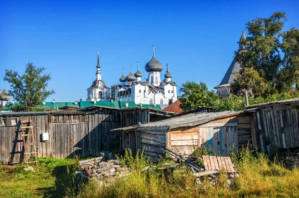 Cortile Edificio Residenziale Con Capannoni Legno Sulle Isole Solovetsky Cupole — Foto Stock