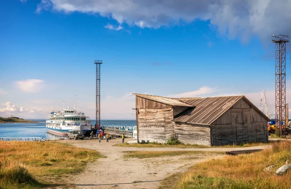 Muelle Tamarín Barco Blanco Las Islas Solovetsky Mar Blanco Bajo — Foto de Stock