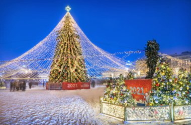 Moskova 'da Kremlin yakınlarındaki Manezhnaya Meydanı' nda yılbaşı ağacı. 