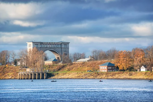 Sluss För Fartyg Floden Uglich Och Fiskares Båtar Höstsolens Strålar — Stockfoto