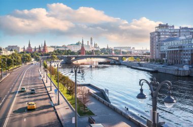 Moskva Nehri 'ni ve Moskova Kremlin' i sabah güneşinde Patriarchal Köprüsü 'nde görüyoruz. Yazı: Çeşitlilik Tiyatrosu