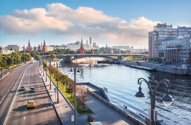 Moskva Nehri 'ni ve Moskova Kremlin' i sabah güneşinde Patriarchal Köprüsü 'nde görüyoruz. Yazı: Çeşitlilik Tiyatrosu