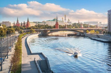 Sabahleyin ataerkil köprüden Moskva Nehri ve Moskova Kremlin manzarası