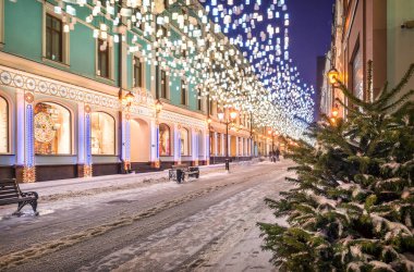 Moskova 'daki Stoleshnikov Yolu' nda gökyüzünden parlayan fenerler ve yılbaşı arifesi ışıkları