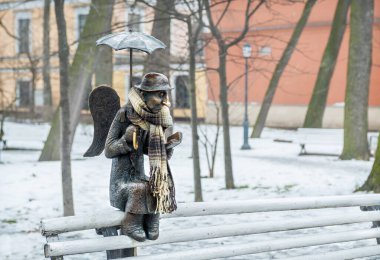 St. Petersburg 'daki Izmailovsky Bahçesi' nde Fontanka 'daki Gençlik Tiyatrosu' nun yanındaki bulutlu bir kış günü bir meleğin heykeli.
