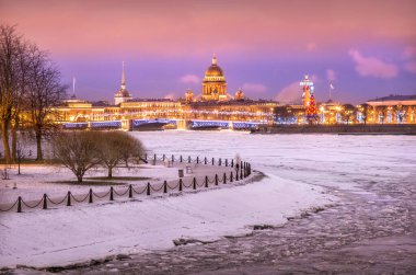 St. Isaac Katedrali 'nin manzarası, Palace Köprüsü, St. Petersburg' daki Strelka 'daki Rostral Sütun.